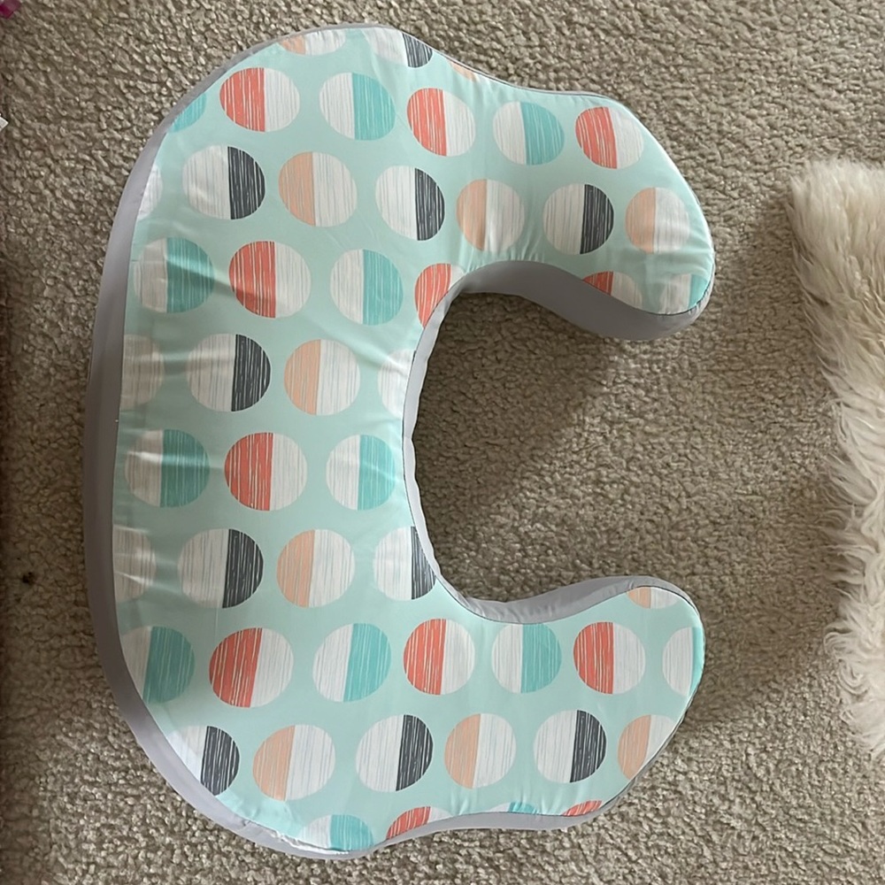 Baby feeding pillow with removable pillowcase. Very good condition like new - Picture 2 of 6